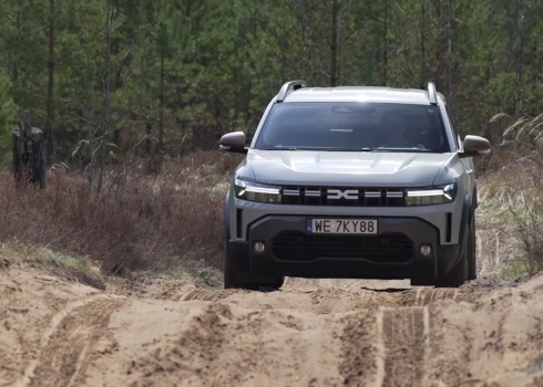 Dacia Duster ir tipisks darba auto, uz ko norāda arī salona apdare un iekārtojums.