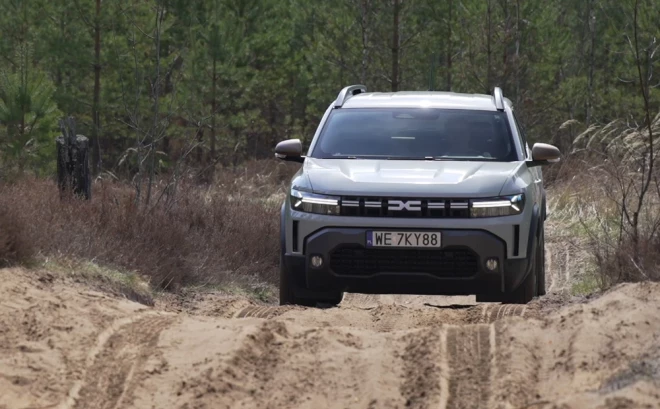 Dacia Duster ir tipisks darba auto, uz ko norāda arī salona apdare un iekārtojums.