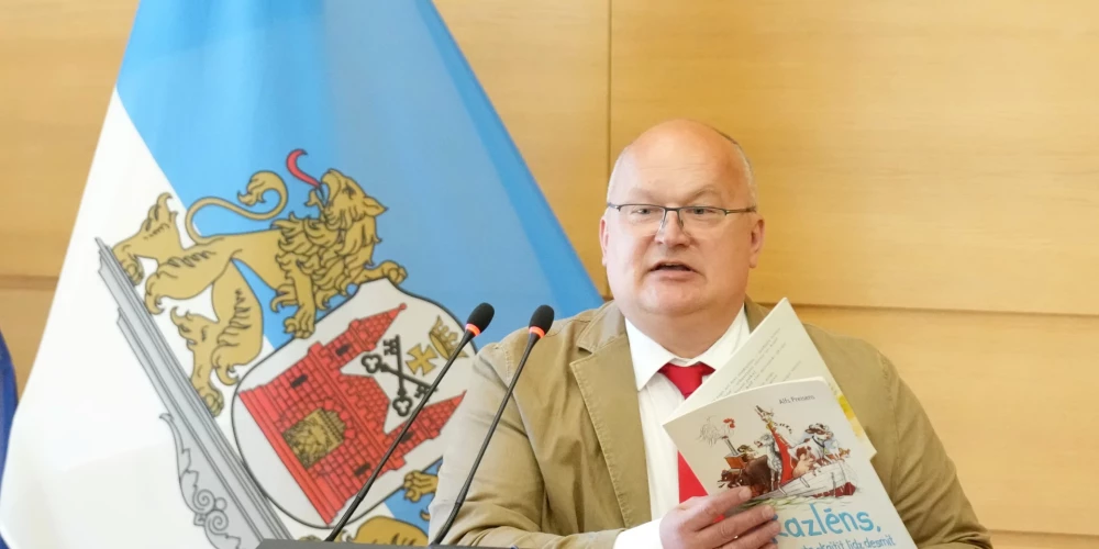 Interesi gan drīzāk izsauca Ringolda Baloža solījums, ka “šogad” viņš būs konkrētajā Ungārijas pilsētā. “Šogad” šajā gadījumā ir ļoti plašs jēdziens, liekot domāt, ka abi – kā Rīgas domnieks, tā VDV kostīmā tērpies kungs – zina, kurš/kuri datumi tieši domāti.