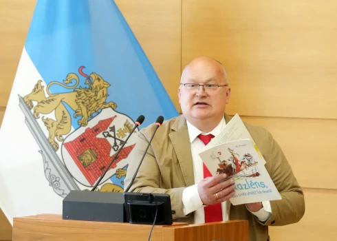Interesi gan drīzāk izsauca Ringolda Baloža solījums, ka “šogad” viņš būs konkrētajā Ungārijas pilsētā. “Šogad” šajā gadījumā ir ļoti plašs jēdziens, liekot domāt, ka abi – kā Rīgas domnieks, tā VDV kostīmā tērpies kungs – zina, kurš/kuri datumi tieši domāti.