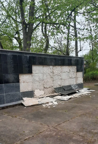 Pirms Nacisma sagrāves un Otrā pasaules kara upuru piemiņas dienas Iecavas Brāļu kapos nogruvusi daļa no 124 piemiņas plāksnēm ar kritušo sarkanarmiešu vārdiem.