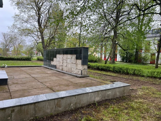 Tagad pašvaldība no Brāļu kapiem novākusi nobrukušo memoriālo plākšņu drupas.