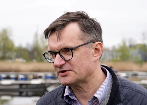 Ūdens dronu ražotāja zuņēmuma "NEWT21" valdes priekšsēdētājs Jānis Garisons pieļauj domu, ka konkrētajam dronam varēja būt "nobrukusi" orientēšanās sistēma.