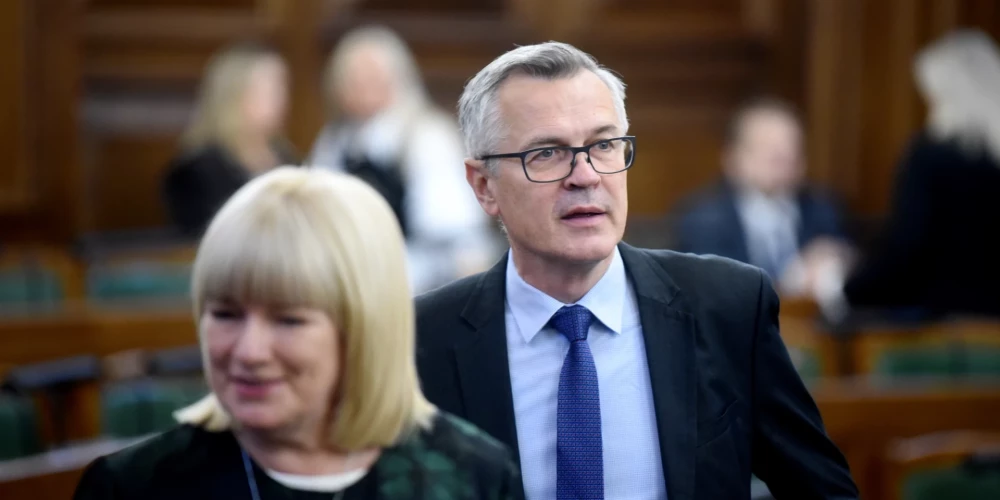 Saeimas Nacionālās drošības komisijas (NDK) priekšsēdētāja Ainara Latkovska (JV) reakcija, uz jautājumu par to, vai viņš uzticas Aizsardzības ministrijas vadībai - ir smaga.