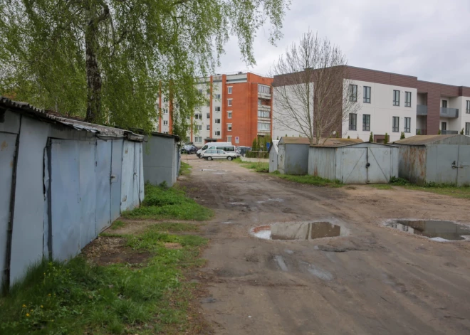Jelgavā pieprasa steidzami nojaukt nelegāli novietotās garāžas