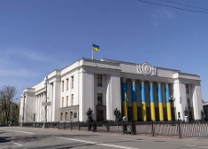 Krievijas propagandisti rāda Kijivas karti un uzskaita 9. maija atriebības mērķus, pieminēta arī Latvijas vēstniecība