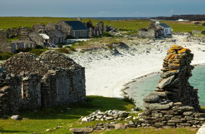 Заброшенная деревня на острове Инишки в заливе Блэксод на маршруте Wild Atlantic Way в графстве Мейо, Ирландия.