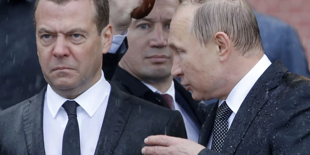 Dmitrijs Medvedevs ar savu priekšnieku, Kremļa diktatoru Vladimiru Putinu (foto: Scanpix / Reuters)