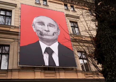Pretkara plakāts ar diktatora Vladimira Putina miroņgalvu iepretim Krievijas vēstniecībai Rīgā