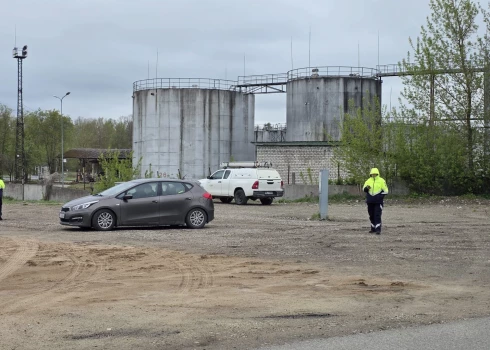 Valsts policijas un Valsts ugunsdzēsības un glābšanas dienesta vienības netālu no naftas produktu objekta Komunālajā ielā Rēzeknē, kur nokritis drons.