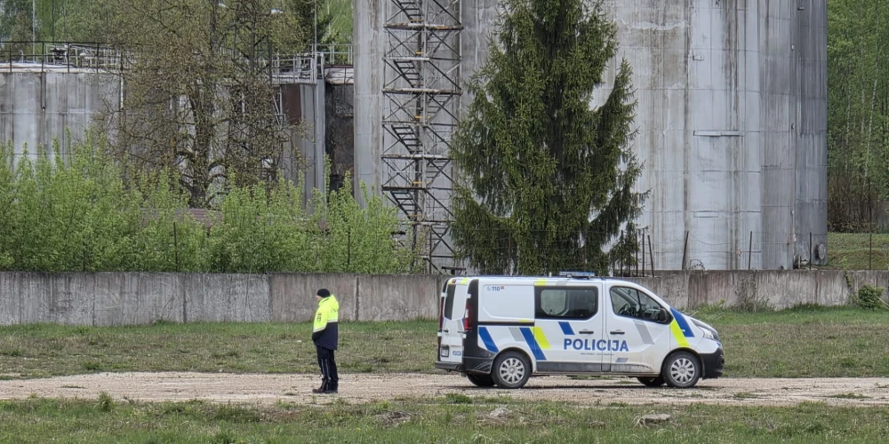 Valsts policijas un Valsts ugunsdzēsības un glābšanas dienesta vienības netālu no naftas uzglabāšanas objekta Komunālajā ielā Rēzeknē, kur nokritis drons.