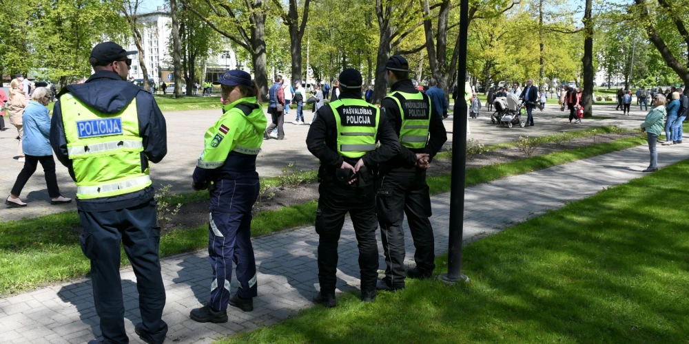 Перед 9 мая в Латвии пока не видят серьезных угроз, но спецслужба напоминает о красных линиях.