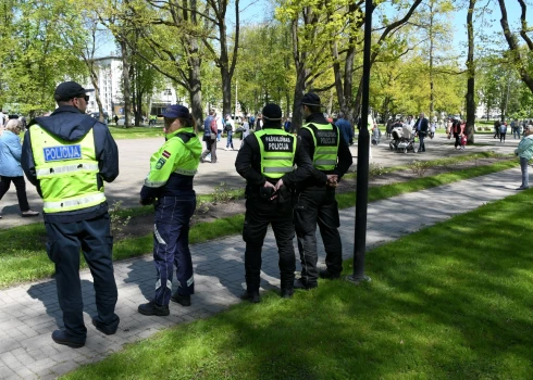 Перед 9 мая в Латвии пока не видят серьезных угроз, но спецслужба напоминает о красных линиях.