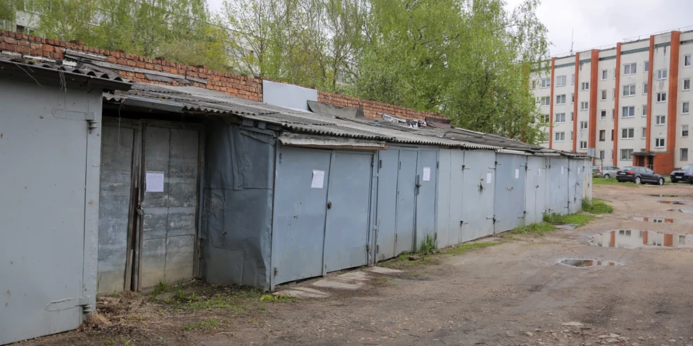 Jelgavas pilsētas pašvaldībai problēmas sagādājušas no dažādām metāla loksnēm un konstrukcijām saslietās garāžas Garozas ielas iekškvartāla 