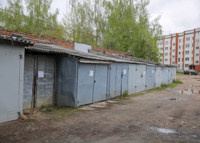 Jelgavas pilsētas pašvaldībai problēmas sagādājušas no dažādām metāla loksnēm un konstrukcijām saslietās garāžas Garozas ielas iekškvartāla