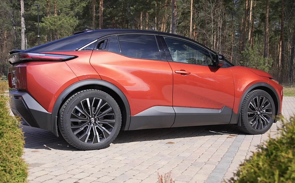 Kā brauc elektromobilis Toyota C-HR+?