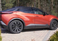 Kā brauc elektromobilis Toyota C-HR+?