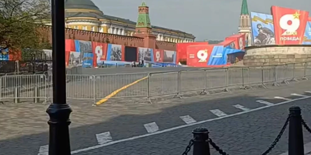 Vīrietis nofilmēja Sarkano laukumu un parādīja, kur, viņaprāt, sēdēs Putins un diktatora viesi.
