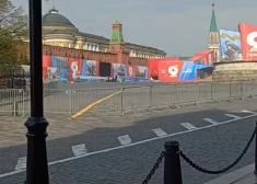 VIDEO: vīrietis Sarkanajā laukumā slepus nofilmē gatavošanos 9. maijam un runā par sliktām pēdām debesīs