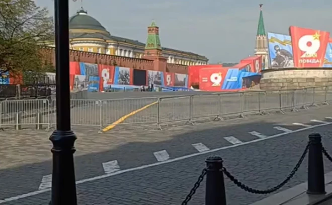 Vīrietis nofilmēja Sarkano laukumu un parādīja, kur, viņaprāt, sēdēs Putins un diktatora viesi.