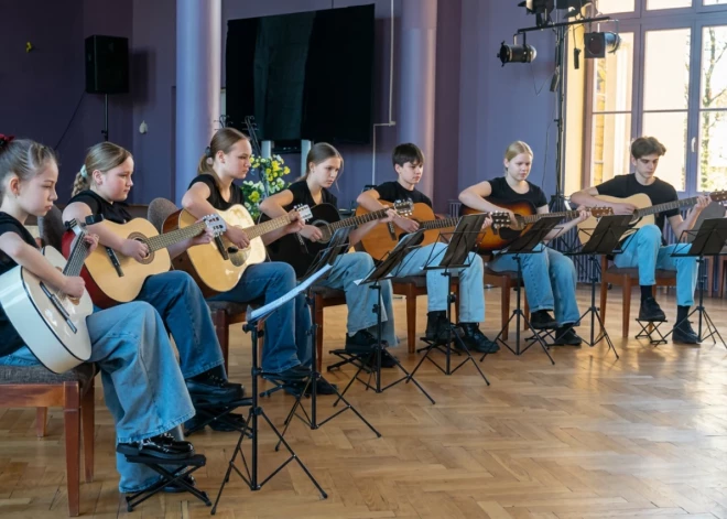 Talsu jaunie ģitāristi izcīna 1. vietu konkursā "Es un mūzika"