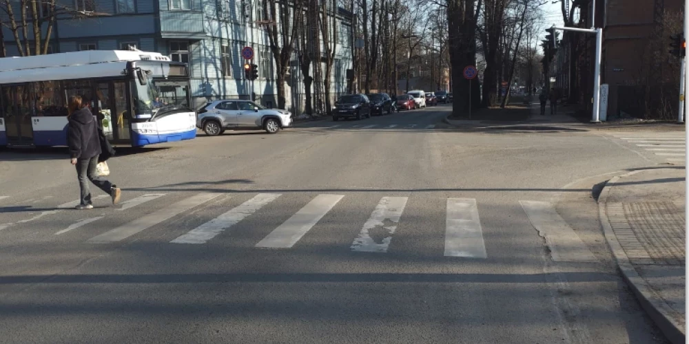 Valsts policija aicina atsaukties aculieciniekus ceļu satiksmes negadījumam Rīgā, Melnsila un Kristapa ielu krustojumā. 
