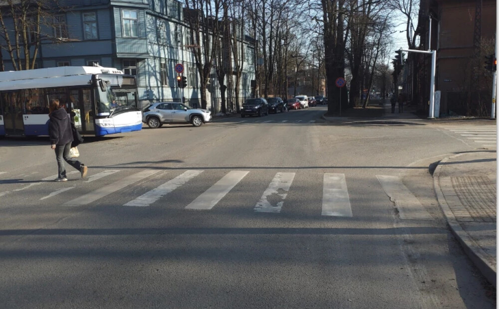 Policija aicina atsaukties aculieciniekus ceļu satiksmes negadījumam Rīgā, Melnsila un Kristapa ielu krustojumā
