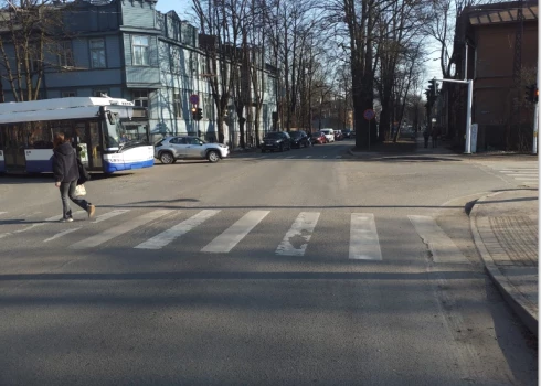 Valsts policija aicina atsaukties aculieciniekus ceļu satiksmes negadījumam Rīgā, Melnsila un Kristapa ielu krustojumā. 