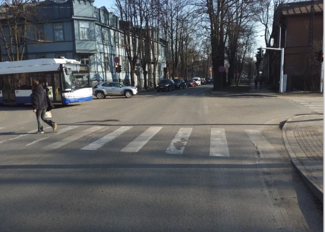 Policija aicina atsaukties aculieciniekus ceļu satiksmes negadījumam Rīgā, Melnsila un Kristapa ielu krustojumā