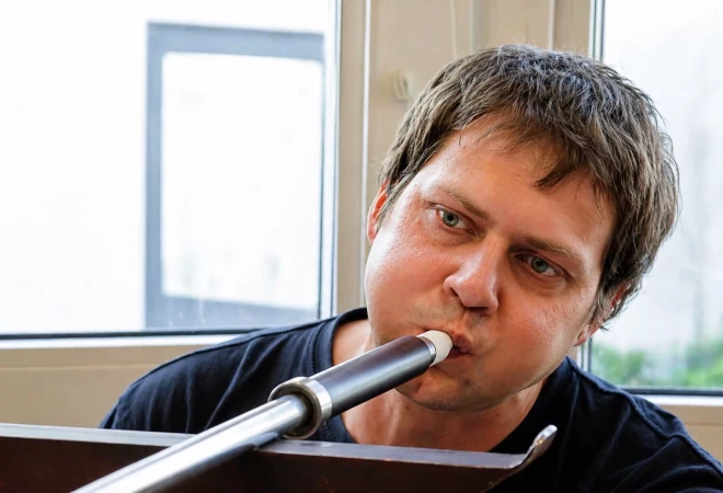 Aleksandru pieņēma rūpnīcā par stikla pūtēja mācekli. Sākumā viņš pūta kolbas termosiem, pēc tam – glāzes no krāsainā stikla. Pēc viņa vārdiem, profesijas smalkumus viņš apguva viegli, un jau pēc dažiem gadiem viņam piedāvāja izgatavot mākslinieciskos traukus.