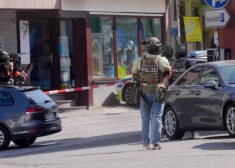 Vācijā bankā laupītāji sagrābuši ķīlniekus, policija aplenkusi ēku