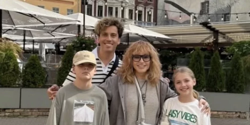 Maksims Galkins ar ģimeni Vecrīgā. (foto: Instagram/@maxgalkinru