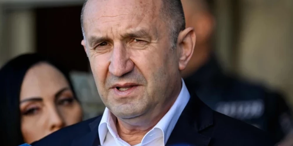 Bulgārijas parlaments apstiprina Rumenu Radevu premjerministra amatā. 
