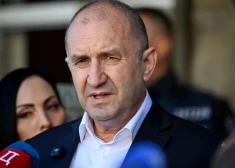 Bulgārijas parlaments bijušo valsts prezidentu Radevu apstiprina premjerministra amatā
