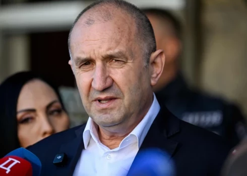 Bulgārijas parlaments apstiprina Rumenu Radevu premjerministra amatā. 