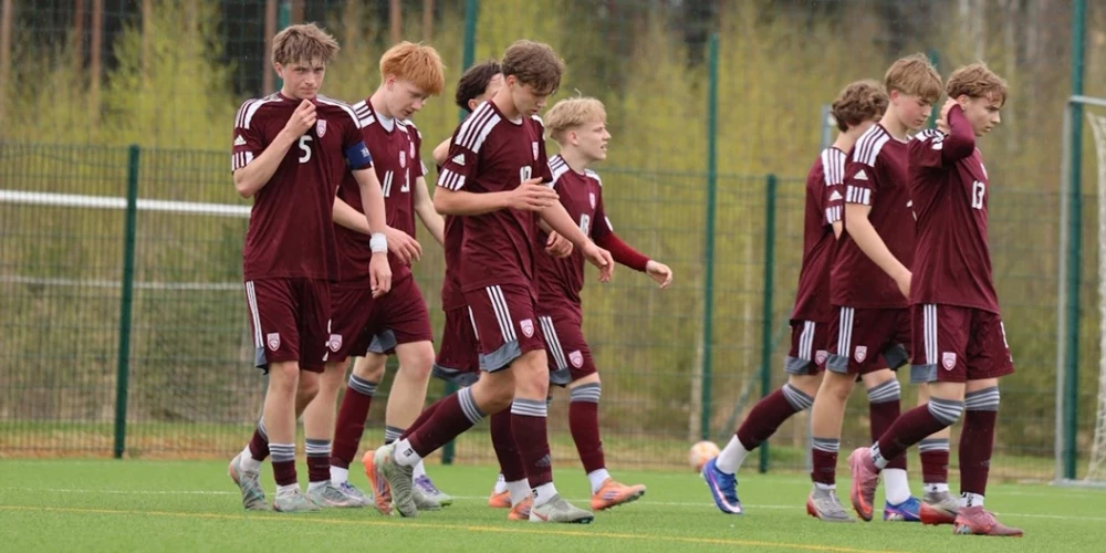 Latvijas U-17 izlase, kas tikko startēja UEFA Attīstības turnīrā un kuras rindās laukumā devās Filips Kovalers.