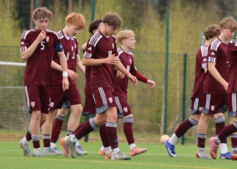 Latvijas U-17 izlase, kas tikko startēja UEFA Attīstības turnīrā un kuras rindās laukumā devās Filips Kovalers. 