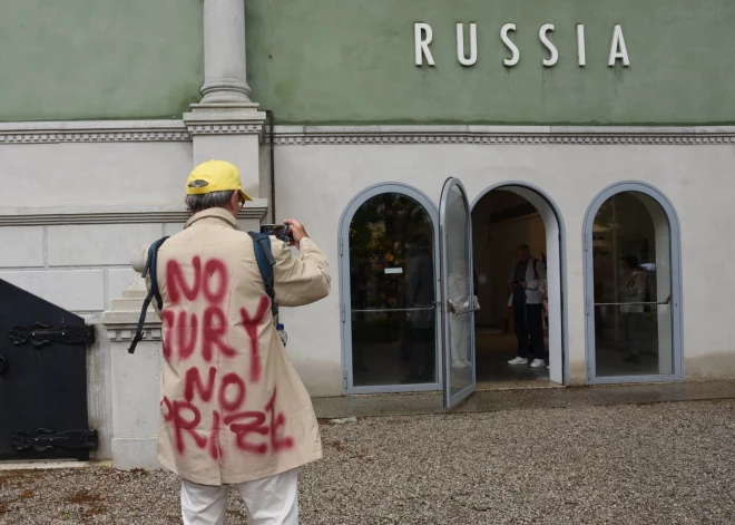 Krievijas paviljons Venēcijā būs atvērts tikai dažas dienas — Latvija turpina protestu