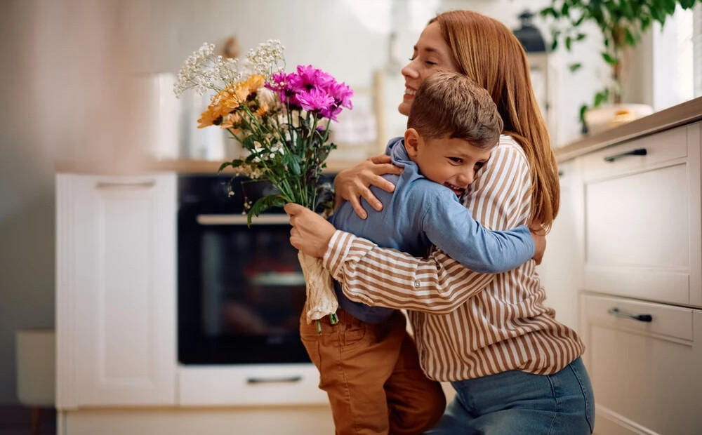 Ziedi, zvans vai “WhatsApp”? Noskaidrots, kā Latvijā visbiežāk sveic mammas