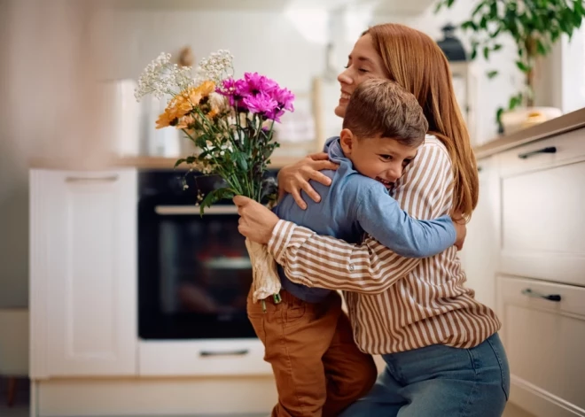 Ziedi, zvans vai “WhatsApp”? Noskaidrots, kā Latvijā visbiežāk sveic mammas