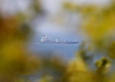 ASV iznīcinātājs apšauda Irānas tankkuģus, kas mēģināja pārraut blokādi