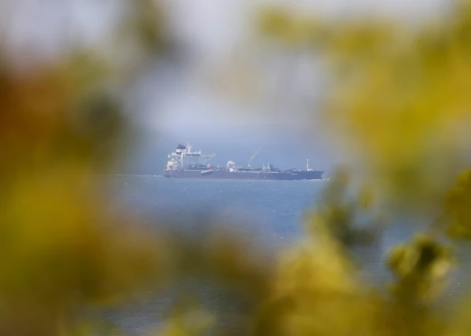 ASV iznīcinātājs apšauda Irānas tankkuģus, kas mēģināja pārraut blokādi