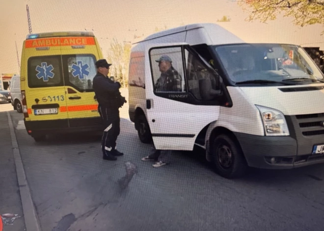 После наезда на пешехода в Риге на асфальте остались красные пятна: позже выяснилась неожиданная деталь