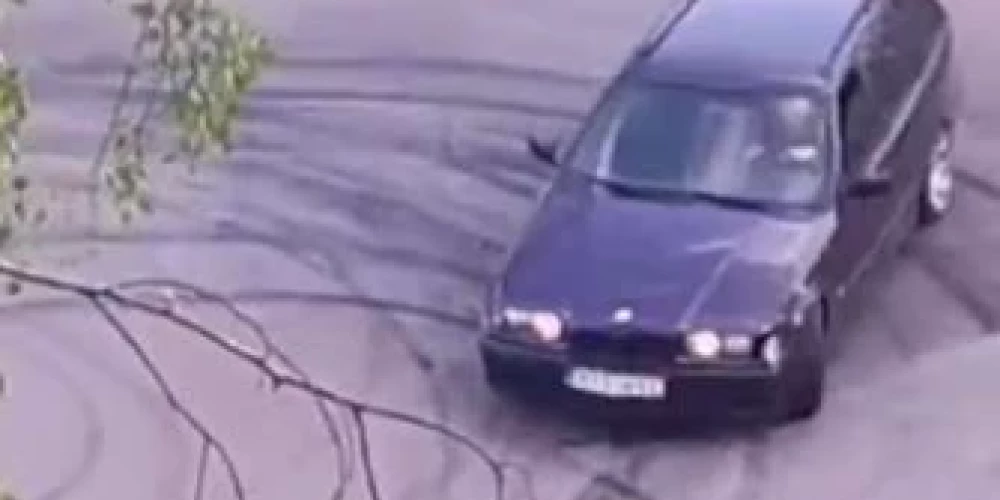 “BMW” driftētājs nokaitina Sarkandaugavas iedzīvotājus.