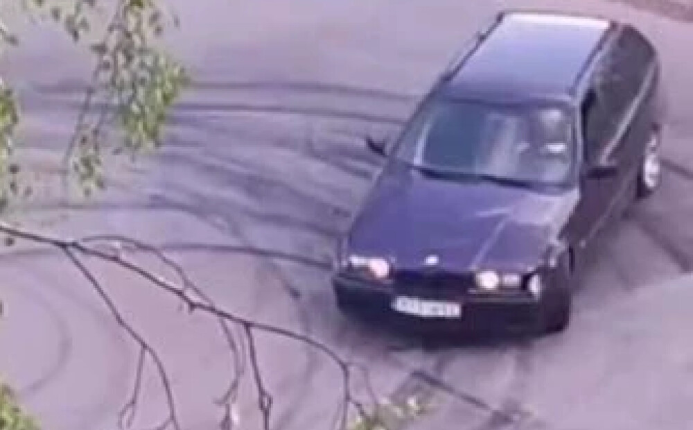 Sarkandaugavā “BMW” šoferis tracina iedzīvotājus — “saulītes” griež teju policijas acu priekšā