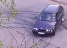 Sarkandaugavā “BMW” šoferis tracina iedzīvotājus — “saulītes” griež teju policijas acu priekšā