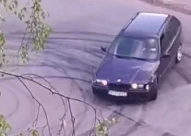 Sarkandaugavā “BMW” šoferis tracina iedzīvotājus — “saulītes” griež teju policijas acu priekšā
