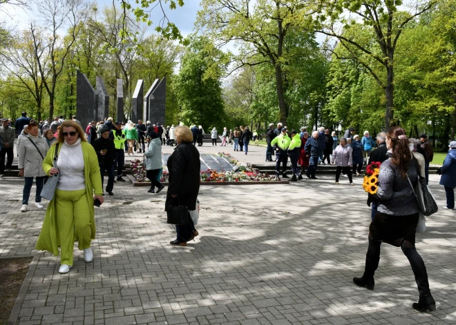 В Даугавпилсе 9 мая Вечный огонь остается за ограждением