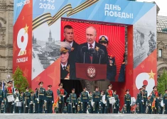 Ukrainā pagaidām nenošautie okupanti Maskavā iziet īsā un vāji apmeklētā "uzvaras" parādē
