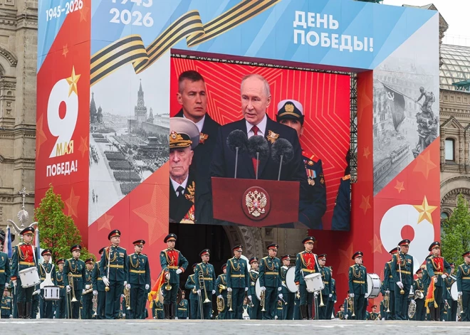 Ukrainā pagaidām nenošautie okupanti Maskavā iziet īsā un vāji apmeklētā "uzvaras" parādē